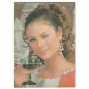 KOBIETA MRUGA OCZKIEM POCZTÓWKA TRÓJWYMIAROWA A43450