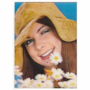 KOBIETA MRUGA OCZKIEM POCZTÓWKA TRÓJWYMIAROWA A43453