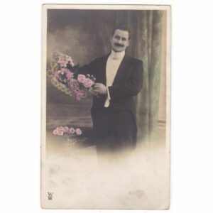 MĘŻCZYZNA Z KWIATAMI POCZTÓWKA A48564