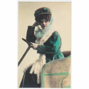 KOBIETA I STARY SAMOCHÓD POCZTÓWKA REPRINT A50589