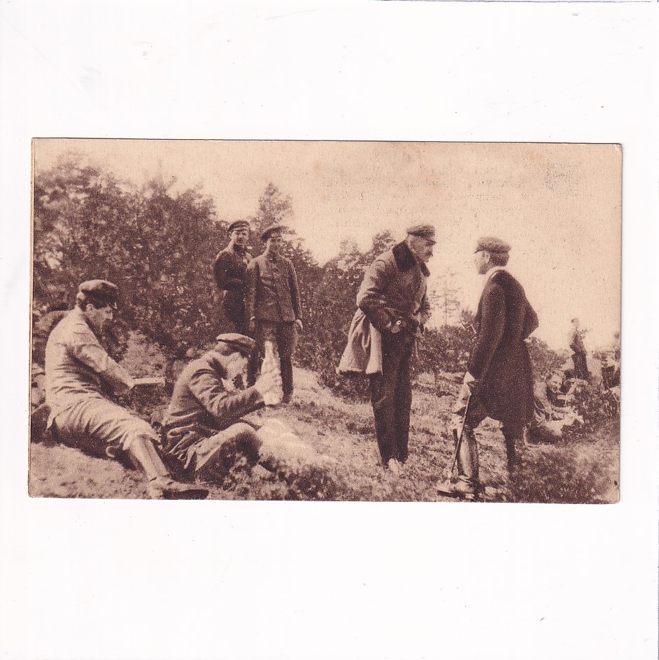 Z ĆWICZEŃ P.O.W. w 1917r. POD WARSZAWĄ KOMENDANT PIŁSUDSKI ROZMAWIA Z KOMENDANTEM SZKOŁY OFICERSKIEJ POCZTÓWKA A17704