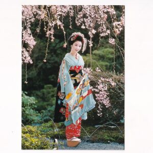 JAPONIA KOBIETA W TRADYCYJNYM KIMONIE KWIATY WIŚNI POCZTÓWKA A39768